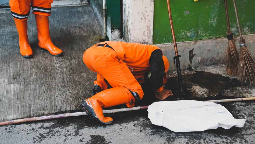 plumber inspecting the sewer line Saline, MI